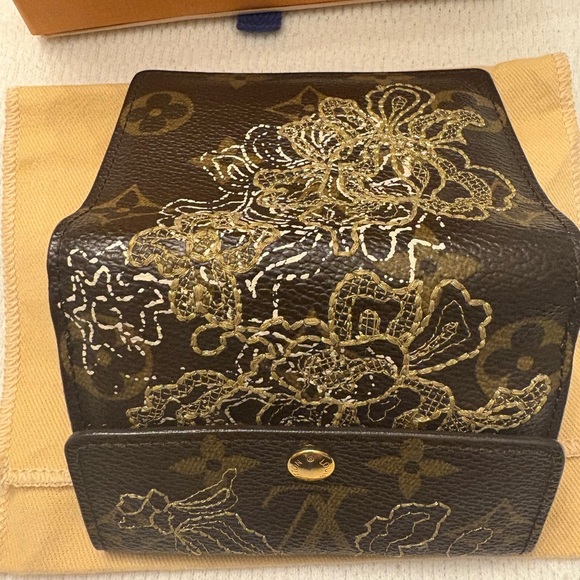 Louis Vuitton Limited Edition Gold Monogram Dentelle Ludlow Wallet - Authentic - Picture 5 of 15